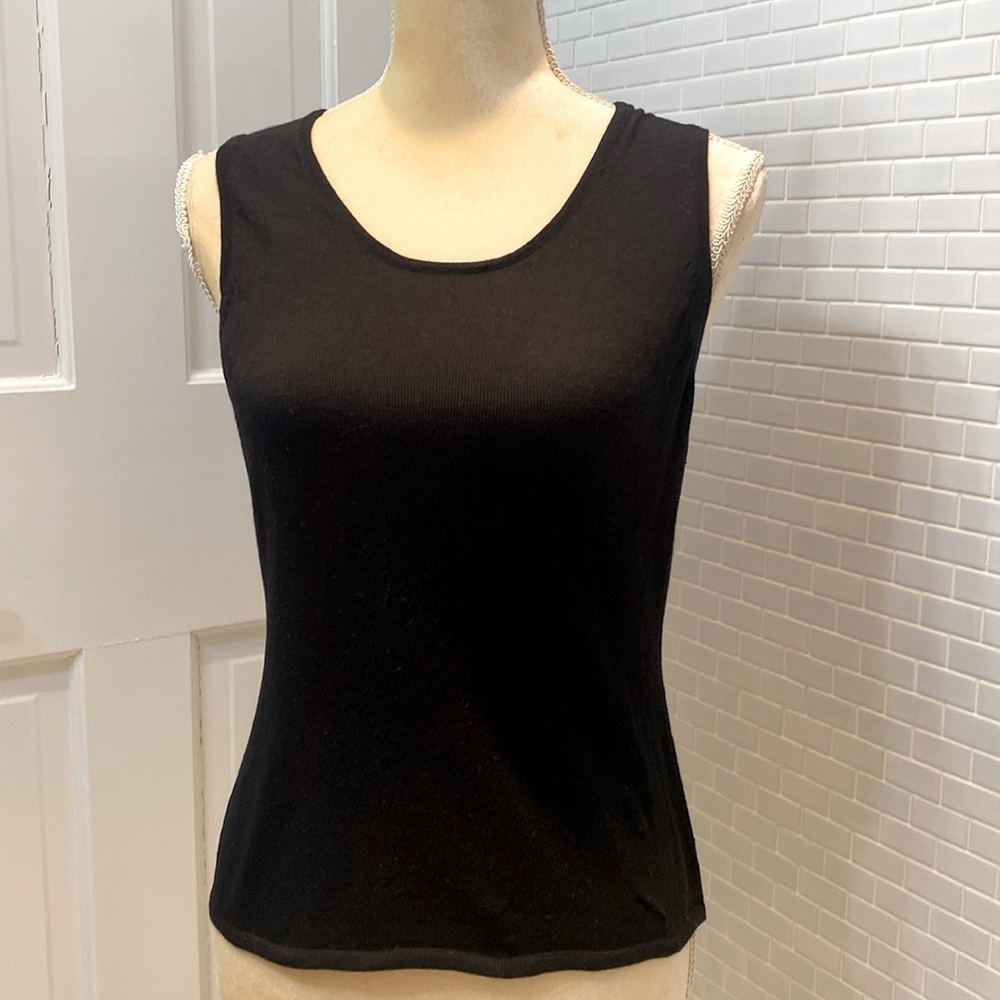 Bloomingdale’s black 💯 wool ribbed knit scoop neck sleeveless sweater.Size MP.